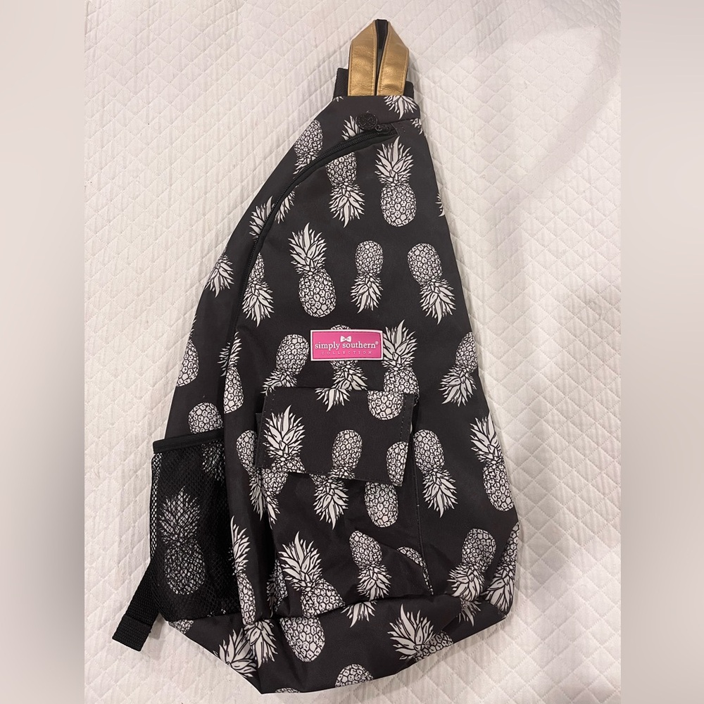 Simply Southern Sling Bag: Print Pineapple. Black, white, and gold. Excellent